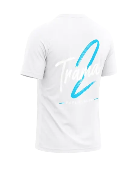 Camiseta blanca girando hacia la espalda